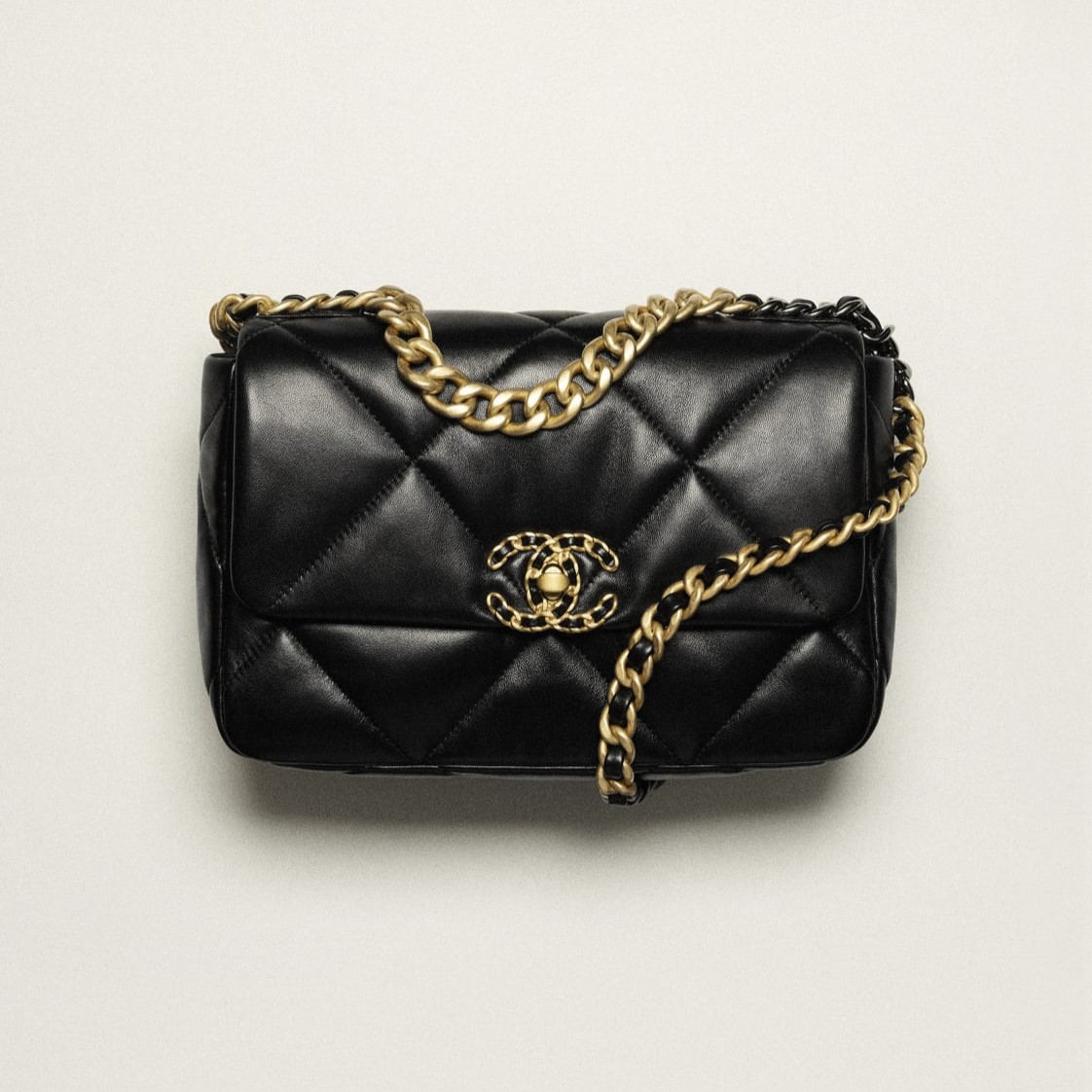 19 HANDBAG, SHINY LAMBSKIN – BLACK
