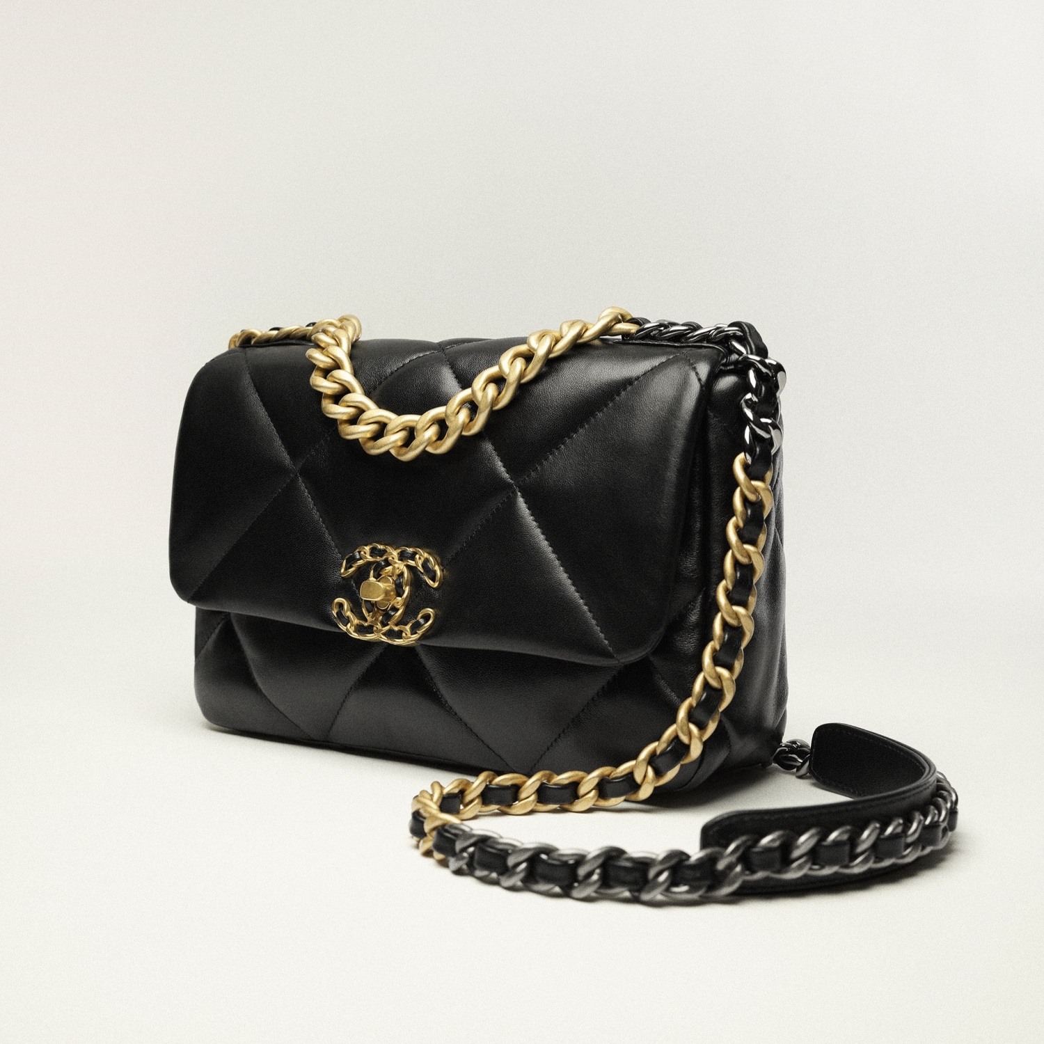 19 HANDBAG, SHINY LAMBSKIN – BLACK