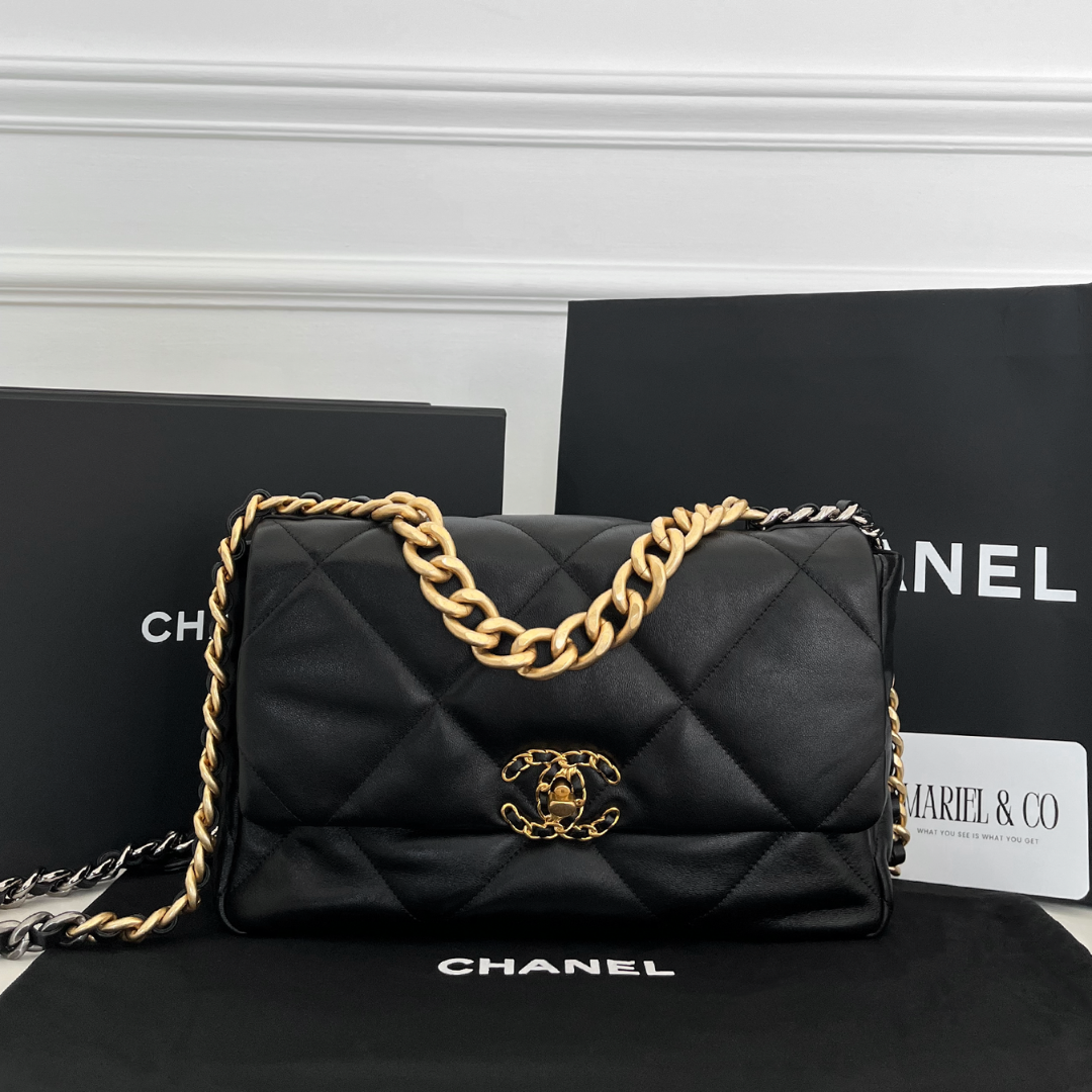 LARGE SOFT FLAP BAG, SHINY LAMBSKIN – BLACK